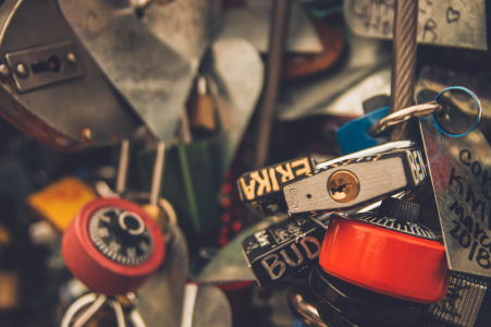 Cadenas attachés à un pont; gérer ses mots de passe