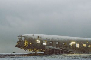 Un avion cassé à l'abandon