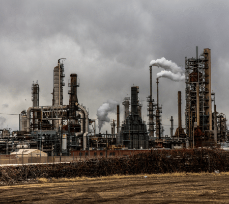 Usine qui rejette une épaisse fumée grise