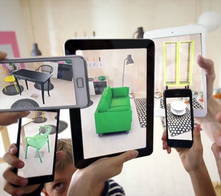 apercu-site-transformation-numerique Famille entrain d'utiliser une application de réalité augmenté pour visualiser leurs prochains achats
