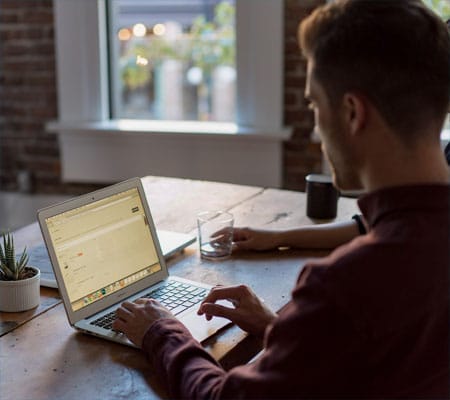 rgpd-quels-sont-mes-droits-site Utilisateur face à son ordinateur