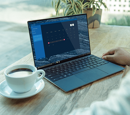Teletravail-securite-informatique-apercu-site Télétravail en terrasse avec un café